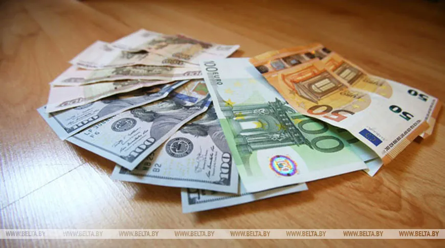 Доллар и евро на торгах 28 января подорожали, российский рубль подешевел